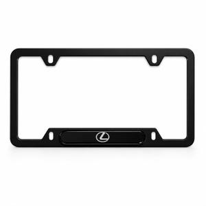 Puede incluir: Un marco de matrícula rectangular negro con esquinas redondeadas y cuatro orificios de montaje. La parte inferior central del marco presenta una barra horizontal negra con el logotipo de Lexus en color plata centrado, ofreciendo un aspecto uniforme.