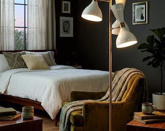 Moderne moderne 3-lichts messing vloerlamp uit het midden van de eeuw: verstelbare diabolo conische kappen, Italiaanse designverlichting, retro conische lampenkap, vintage lamp