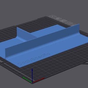 Op de afbeelding: Een lichtblauw 3D-geprint object met een rechthoekige basis en verticale steunen. Het object staat op een zwart rasteroppervlak met de tekst "Double Sided PEI Sheet" en "OddlySpecific". De afbeelding heeft een 3D-weergave.