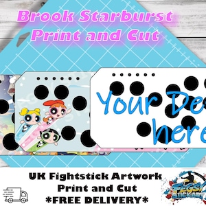 Könnte beinhalten: Fightstick-Artwork mit verschiedenen Designs. Eines zeigt Rick and Morty, ein anderes die Powerpuff Girls, und das dritte den Text "Your Design here". Jedes hat schwarze Knopflöcher und ist vor einem blauen Hintergrund platziert.