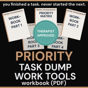 Könnte beinhalten: Grafik mit dem Text "PRIORITY TASK DUMP WORK TOOLS workbook (PDF)" und mehreren Arbeitsbüchern mit der Aufschrift "WORKBOOK PART 1", "WORKBOOK PART 2", "WORKBOOK PART 3" und "WORKBOOK PART 4". Ein türkisfarbener Kreis liest "THERAPIST APPROVED".