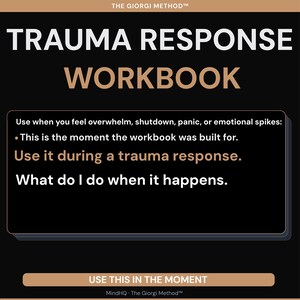 Puede incluir: Gr&aacute;fico negro con el texto "TRAUMA RESPONSE WORKBOOK" en blanco y dorado. El texto "Use it during a trauma response" est&aacute; resaltado. Texto adicional proporciona orientaci&oacute;n sobre el uso del cuaderno.