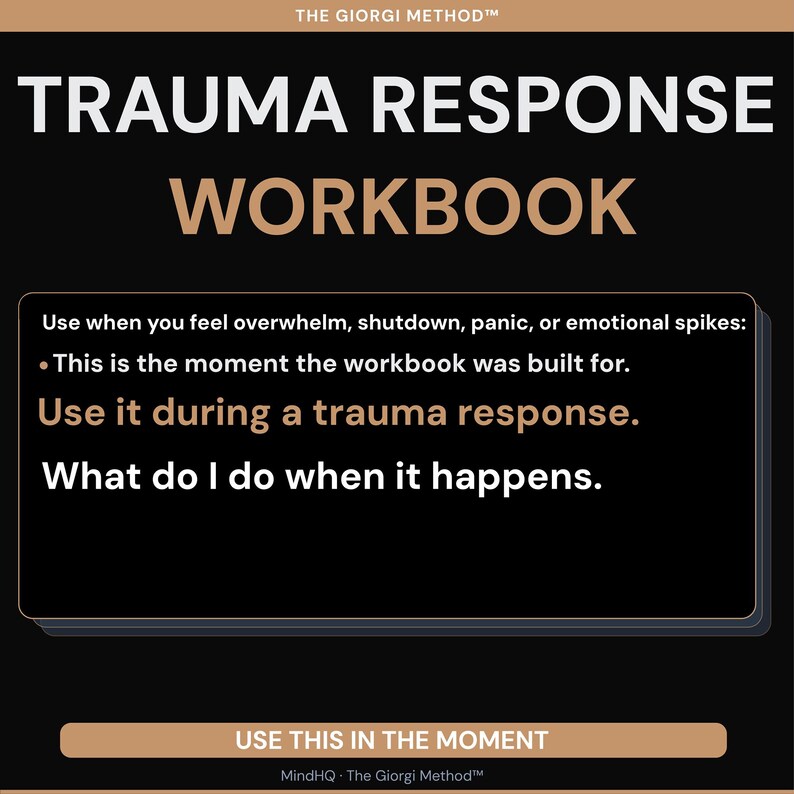 Puede incluir: Gr&aacute;fico negro con el texto "TRAUMA RESPONSE WORKBOOK" en blanco y dorado. El texto "Use it during a trauma response" est&aacute; resaltado. Texto adicional proporciona orientaci&oacute;n sobre el uso del cuaderno.