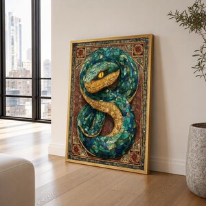 Könnte beinhalten: Ein rechteckiges gerahmtes Wandbild mit einer Mosaik-Illustration einer zusammengerollten Schlange. Die Schlange besteht aus verschiedenen grünen und blauen glasartigen Kacheln mit einem leuchtend gelben Auge und einem goldenen Bauch auf dunkelrotem Grund.