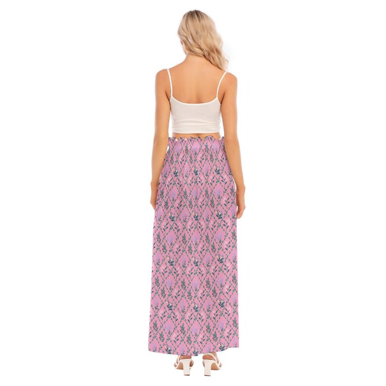 Peut inclure: Une jupe longue de couleur rose clair orn&eacute;e d'un motif en losanges vert fonc&eacute; avec de petites touches florales. La jupe pr&eacute;sente une taille &eacute;lastique fronc&eacute;e et est associ&eacute;e &agrave; un haut court blanc sans manches simple.