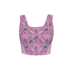 Peut inclure: Un haut court sans manches rose avec un motif en losanges r&eacute;p&eacute;titif. Le design comprend de petites vignes vertes, des brins de lavande violet clair et des fleurs blanches avec des feuilles vertes centr&eacute;es dans chaque losange de la grille.
