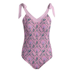 Peut inclure: Un maillot de bain une pi&egrave;ce d'un rose vif avec un motif en losanges r&eacute;p&eacute;titif. Le design est orn&eacute; de petites fleurs et de brins de feuillage &agrave; l'int&eacute;rieur de chaque losange. Il pr&eacute;sente un d&eacute;collet&eacute; en V et deux bretelles &agrave; nouer.