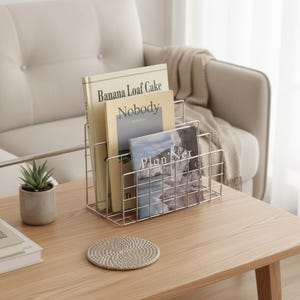 Peut inclure: Ensemble de trois mugs en céramique avec une finition mate et mouchetée. Les mugs sont de couleur crème, gris clair et gris foncé. Chaque mug a un design simple et minimaliste avec une anse arrondie.