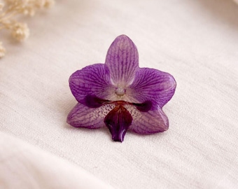 Echte getrocknete lila Orchideen-Brosche - Blumenschmuck mit Harzüberzug