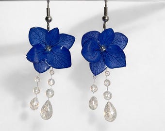 Handgefertigte Ohrhänger aus Resin: Blaue Hortensien & strahlende Tautropfen