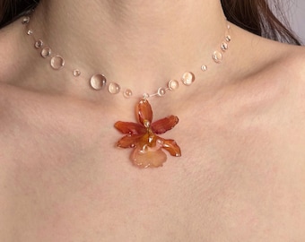Einzigartige Halskette mit einer echten Orangen Orchidee mit Tau