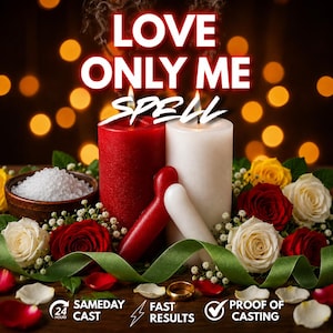 Può includere: Una candela a colonna rossa e una bianca con figure in cera abbinate, circondate da rose rosse e bianche, gipsofila e un nastro verde. Il testo recita: LOVE ONLY ME SPELL, 24 HOURS SAMEDAY CAST, FAST RESULTS, PROOF OF CASTING.