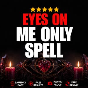 Può includere: Un grafico con cinque stelle gialle sopra il testo bianco in grassetto EYES ON ME ONLY SPELL. Sotto il testo si trova un simbolo di occhio scuro e ornato con un cuore rosso al centro, affiancato da due candele rosse accese e cristalli scuri.