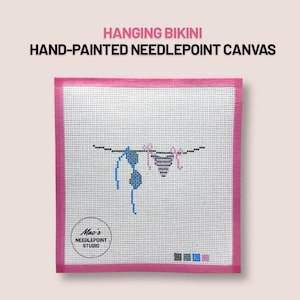 Puede incluir: Lienzo de punto de aguja pintado a mano con borde rosa. El lienzo presenta un diseño de bikini azul y rosa colgado de un tendedero. El texto "HANGING BIKINI HAND-PAINTED NEEDLEPOINT CANVAS" está en la parte superior.