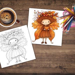 Op de afbeelding: Twee vierkante vellen papier met een fee-illustratie, &eacute;&eacute;n in zwart-wit lijntekening en &eacute;&eacute;n in kleur. De fee heeft krullend haar, bladvormige vleugels en houdt een pompoen vast. Een kop koffie en een houder met gekleurde potloden.