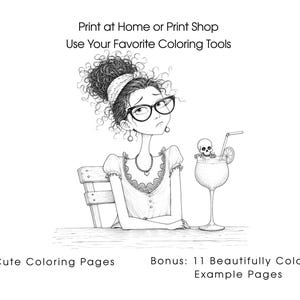 Peut inclure: Une page de coloriage en noir et blanc repr&eacute;sentant une personne aux cheveux boucl&eacute;s en chignon, portant des lunettes et un collier, assise &agrave; une table avec une boisson contenant un petit cr&acirc;ne. Le texte indique : Print at Home or Print Shop, Use Your Favorite Coloring Tools, 37 Cute Coloring Pages, Bonus: 11 Beautifully Colored Example Pages.