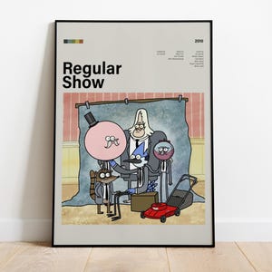 Op de afbeelding: Een ingelijste poster met de titel "Regular Show" en stripfiguren. De afbeelding bevat een grote roze bal met een snor, een wasbeer, een blauwe vogel en een kleinere bal. Er is ook een rode grasmaaier aanwezig.