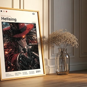 Peut inclure: Affiche encadrée en bois de l'anime Hellsing. L'œuvre représente un personnage avec un chapeau et un manteau rouges. L'affiche comprend le titre "Hellsing" et l'année 2001. Un vase de fleurs séchées est à côté.