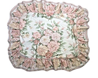 Fundas de almohada con volantes y acolchado estilo cottagecore de los años 80 y 90, con estampado floral y motivos de la generación Grandmillennial.