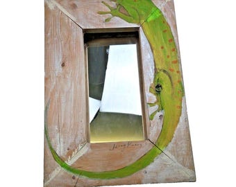 Vtg Ręcznie rzeźbione malowane lustro z drewna, jaszczurka z podpisem Gekon Kameleon, rzemieślnik 1987