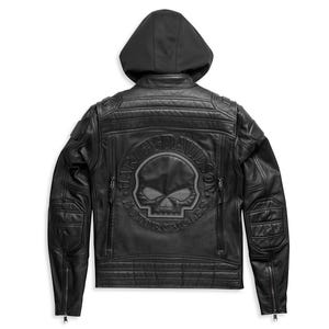 Könnte beinhalten: Eine schwarze Lederjacke mit abnehmbarer schwarzer Kapuze, gesteppten Schulter- und Ellbogenpartien sowie Reißverschlüssen an den Ärmelbündchen. Der Rücken zeigt ein großes, geprägtes Harley-Davidson Motorcycles Logo mit Totenkopf-Motiv.