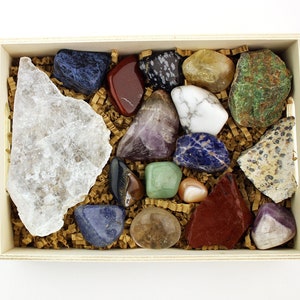 Crystal Set In Wood Tray - Gift Set, 17 pc. Crystal Starter Kit, Home Decor, Polished and Rough Stones, Healing Crystals, Gift for Her