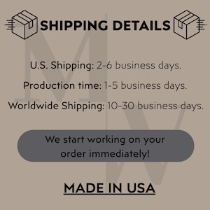以下が含まれることがあります： 「SHIPPING DETAILS」と「MADE IN USA」のテキストが入ったグラフィック。テキストには、発送と生産時間の見積もりも含まれています。灰色の楕円には「We start working on your order immediately!」というテキストが入っています。
