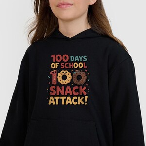 100 dagar i skolan flickskjorta med huvtröja | Snack Attack PNG | Retro lärarflickadesign (digitalt)