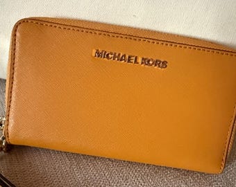 Carteira Michael Kors Jet Set Saffiano com pulseira de couro com zíper em torno de calêndula NWOT