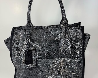 Bolsa George Gina & Lucy NI K.O em couro preto e branco com tachas e estampa de arraia rara.