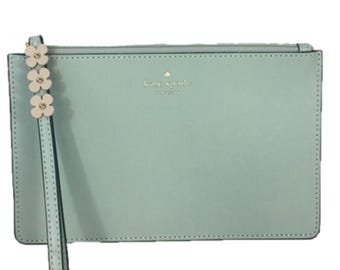 Carteira de pulso Kate Spade Felicity com apliques florais em couro, cor Misty Mint.
