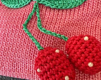 Bolsa mini de crochê rosa Sak com aplique de folha verde e cereja vermelha