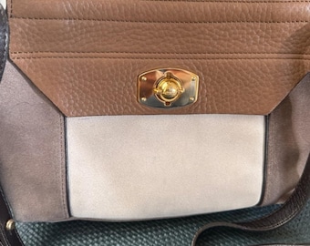 Bolsa transversal Furla em camurça com blocos de cores em tons de bege e creme.
