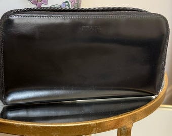 Carteira Continental com Zíper Prada Vintage em Couro Envernizado Preto Spazzolato
