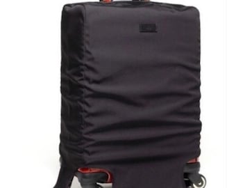 Nova capa protetora de nylon com acabamento em couro Gucci para mala de bordo.