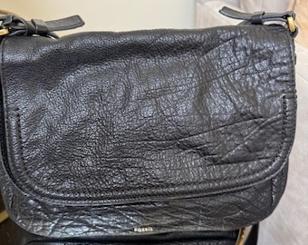 Bolsa transversal Fossil Peyton em couro preto com aba dupla, estilo carteiro/hobo.