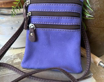 Bolsa transversal/cinto em couro roxo 100% Toscana com vários bolsos com zíper, fabricada na Itália.