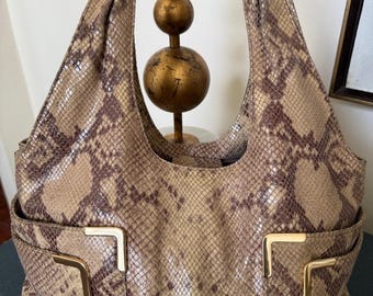 Bolsa hobo de ombro Michael Kors com estampa de cobra em tom taupe e detalhes em dourado.