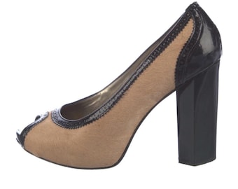 Sapatos de salto bloco com bico aberto em pelo de pônei bege e preto da Diane Von Furstenberg, tamanho 10.