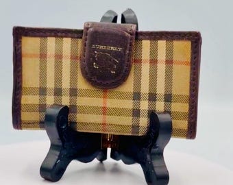 Porta-chaves triplo Burberry Nova Check com logo de cavalo, acabamento em couro, canto traseiro reto, estilo vintage.