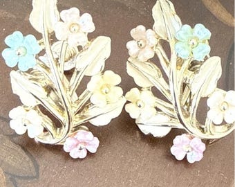 Brincos vintage Coro com flor rosa e folhas brancas em tom dourado e fecho de rosca.