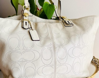 Bolsa tote hobo Coach Carly em couro perfurado marfim com detalhes em latão vintage
