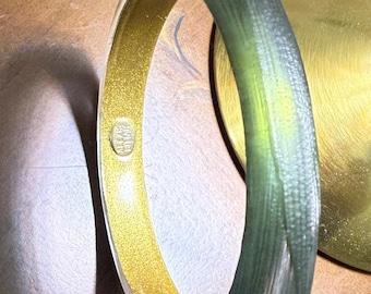 Pulseira Alexis Bittar em resina acrílica verde fosca com interior dourado brilhante
