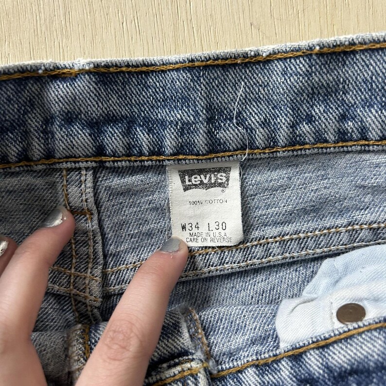 Vintage 90s USA Levis Jeans Mens 34x30 Light Wash Blue Denim Straight Distressed image 2