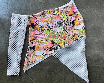 Blusa vintage blanca de malla con diseño de grafiti, talla pequeña.