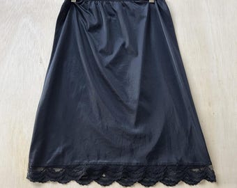 Lencería vintage para mujer, talla grande, de nailon negro satinado con encaje y volantes en el bajo, fabricada en EE. UU.