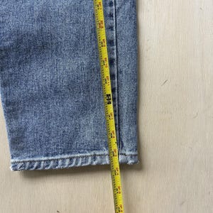 Vintage 90s USA Levis Jeans Mens 34x30 Light Wash Blue Denim Straight Distressed image 7