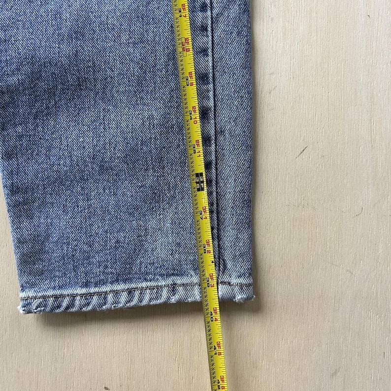 Vintage 90s USA Levis Jeans Mens 34x30 Light Wash Blue Denim Straight Distressed image 7