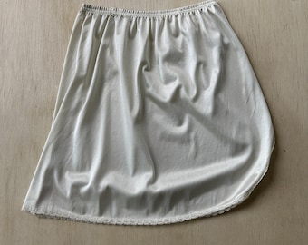 Lencería vintage Vanity Fair Half Slip para mujer, talla XS, de nailon blanco satinado con volantes en el bajo.