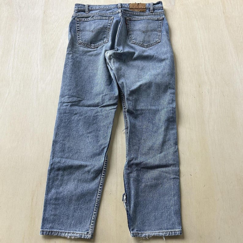 Vintage 90s USA Levis Jeans Mens 34x30 Light Wash Blue Denim Straight Distressed image 5